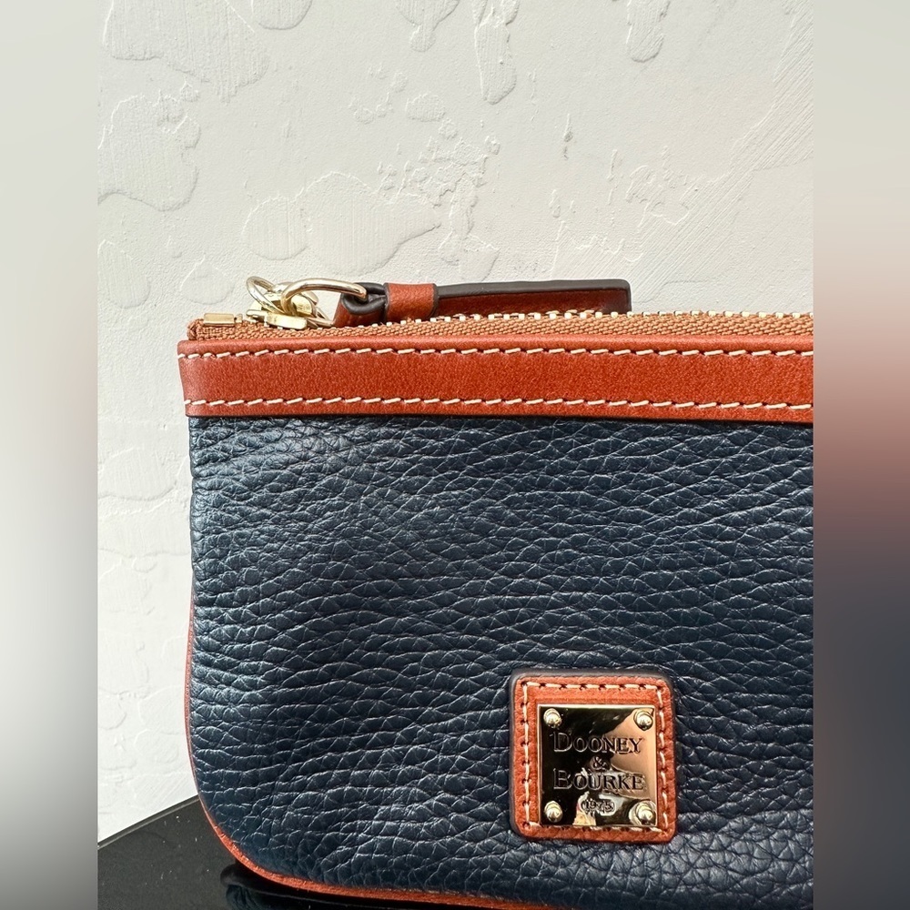 NWOT Dooney & Bourke Black Brown Pebble Leather Wristlet - Picture 3 of 4